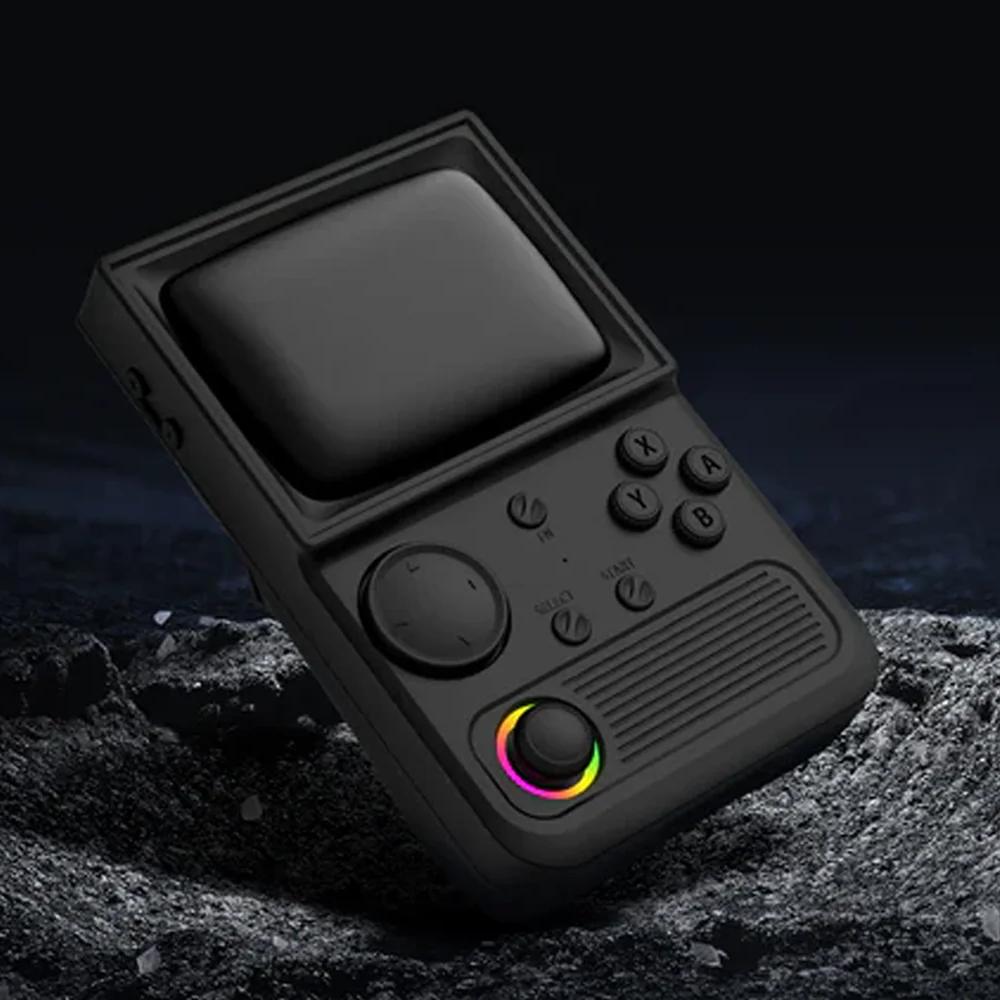 Console portatile retro R36T nera mostrata su una superficie rocciosa scura, con un joystick RGB e comandi di gioco retrò classici.