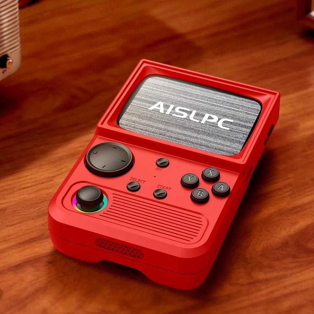 Console portatile retro rossa R36T su una scrivania di legno, con un joystick RGB, pulsanti neri e un logo AISLPC sullo schermo.