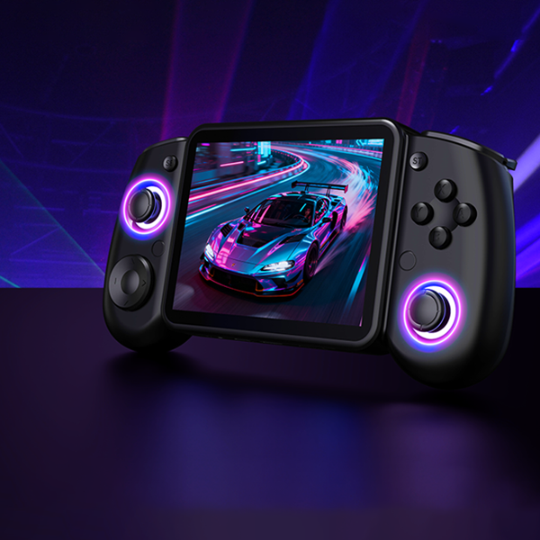 Schwarzer RG43H PRO mit leuchtenden RGB-Joystick-Ringen vor violettem Neonhintergrund und Rennspiel auf dem Display.
