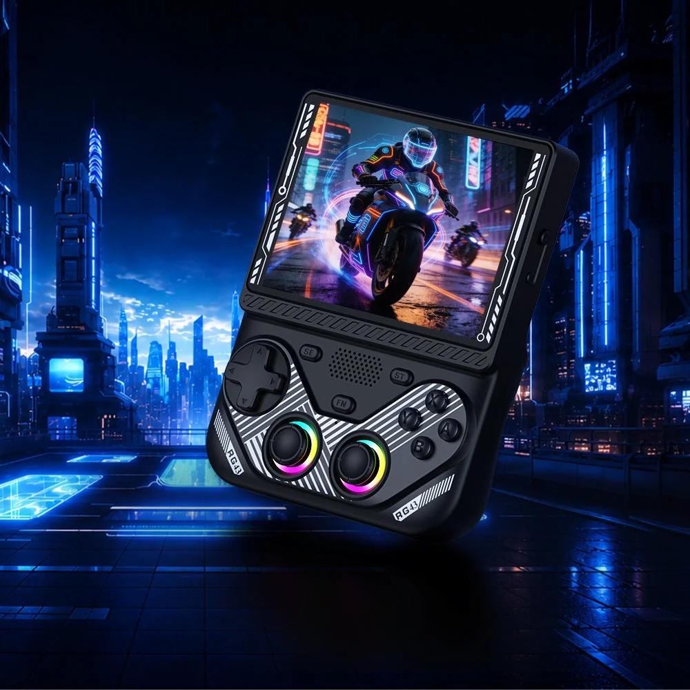 Schwarzer RG43V PRO in Neon-Cyberpunk-Stadtszene mit zwei RGB-Joysticks und Motorradrennspiel auf dem Display.