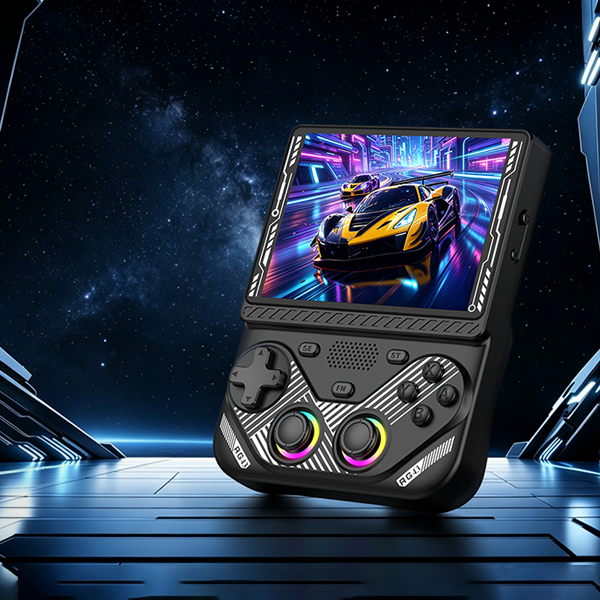 Schwarzer RG43V PRO mit zwei RGB-Joysticks und Neon-Rennspiel vor futuristischem Weltraumhintergrund.