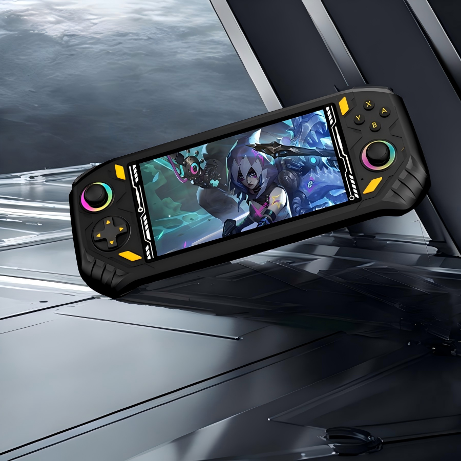 Schwarzer RG52 MINI mit zwei RGB-Joysticks und Actionspiel auf Breitbild-Display in futuristischer Raumstationsszene.