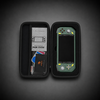 Geöffnete AISLPC RG52 MINI und RG52 PRO MAX Tragetasche mit grüner Handheld-Konsole, Benutzerhandbuch und Schutzfächern.