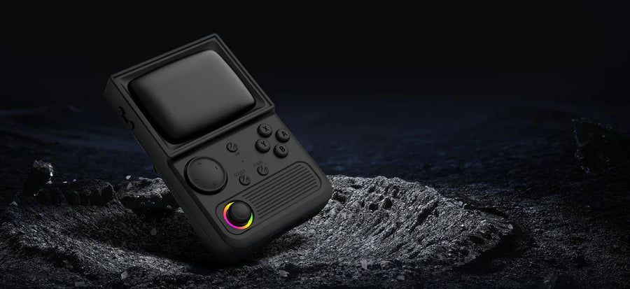 Console portatile retro R36T nera mostrata su una superficie rocciosa scura con un joystick RGB luminoso in un banner eroico drammatico.