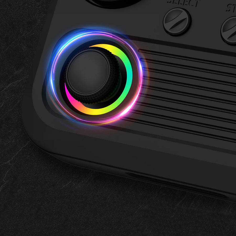 Primo piano del joystick RGB su una console portatile retro nera R36T, evidenziando il design dei controlli colorati illuminati.