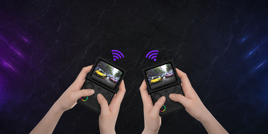 Due giocatori che tengono console portatili nere R36T da gaming retrò con icone di connessione wireless, che mostrano il gameplay di corse multiplayer su uno sfondo scuro e texturizzato.