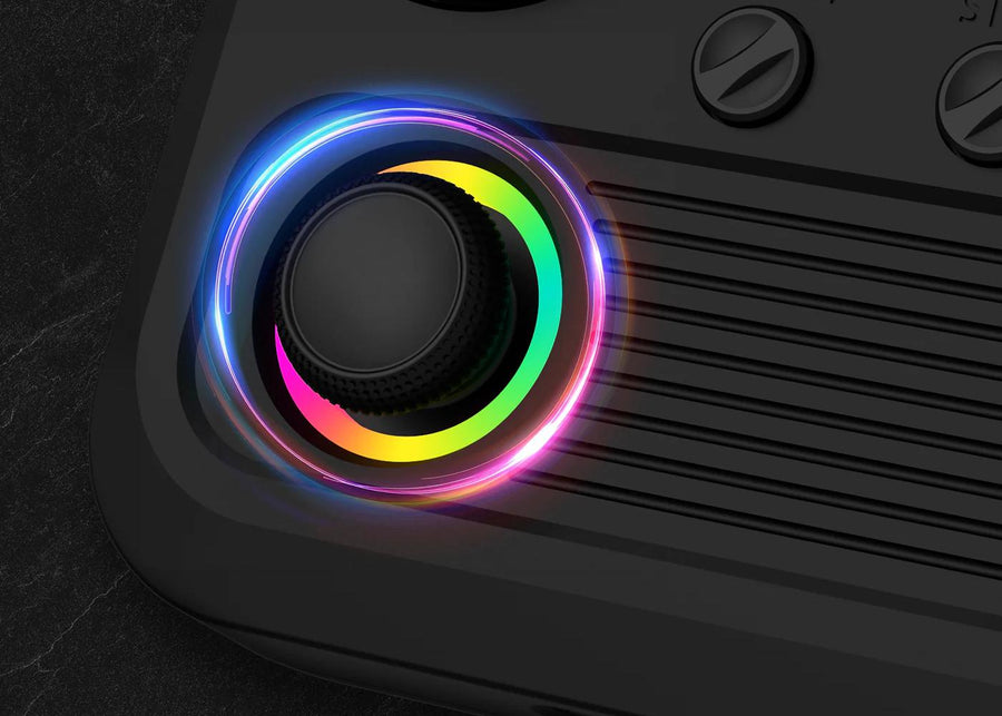 Nahaufnahme des RGB-Joysticks am schwarzen R36T Wi-Fi mit farbig beleuchtetem Bedienelement.