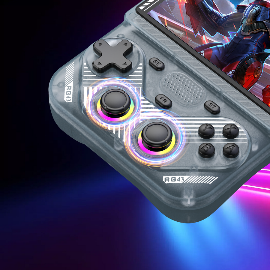 Nahaufnahme des silbernen RG43V PRO mit zwei RGB-Joysticks, transluzentem Gehäuse und Bedientasten vor Neon-Gaming-Hintergrund.