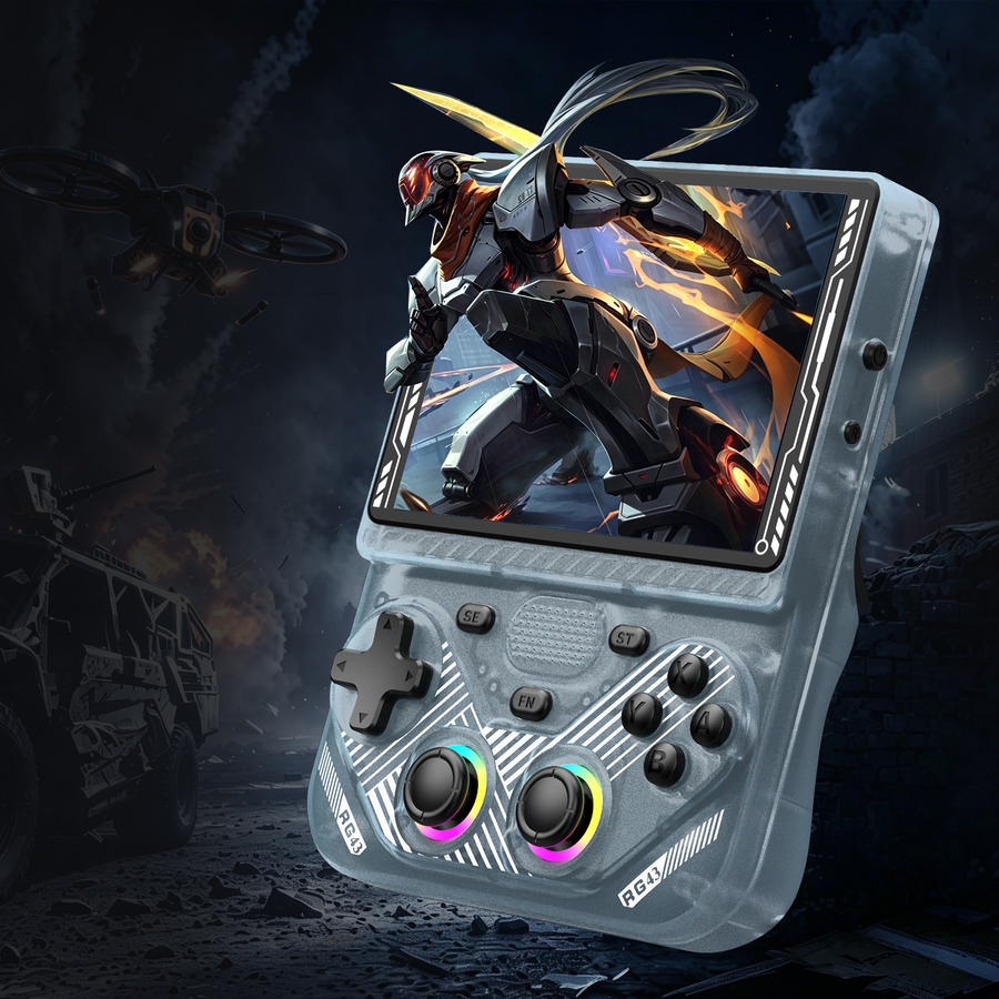 Silberner RG43V PRO mit transparentem Gehäuse, zwei RGB-Joysticks und Actionspielfigur auf dem Display in dunkler Sci-Fi-Kampfszene.